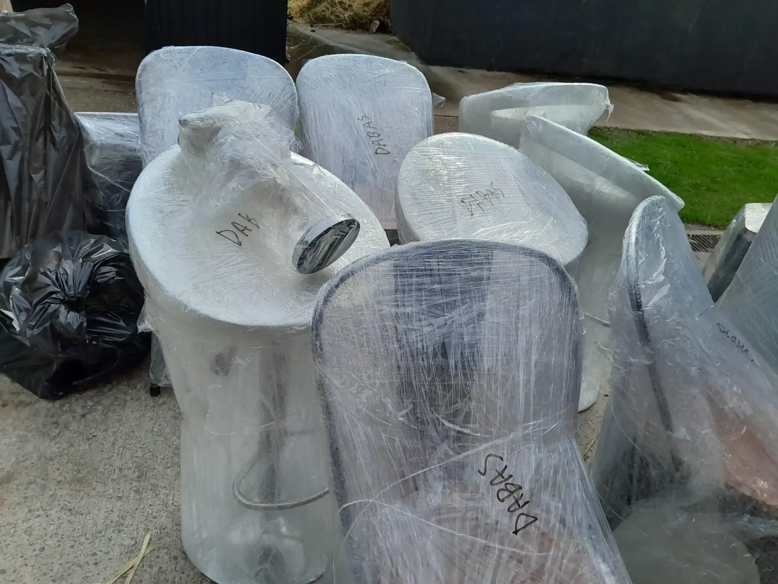 Grupo de banquetas altas embaladas con materiales de alta calidad y etiquetadas para una fácil identificación y organización en el destino.