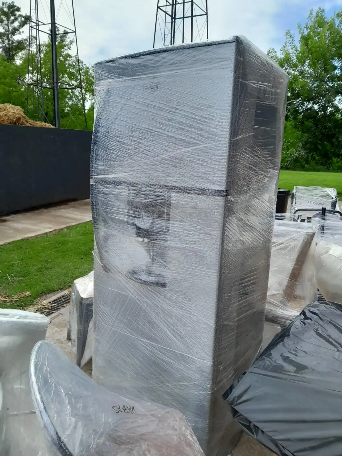 Electrodoméstico completamente protegida con film stretch para evitar rayones en el acero y asegurar que las puertas no se abran en el traslado.