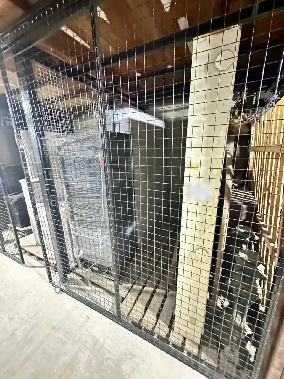 Interior de baulera individual conteniendo heladera y muebles embalados con film stretch para protección contra polvo y humedad.