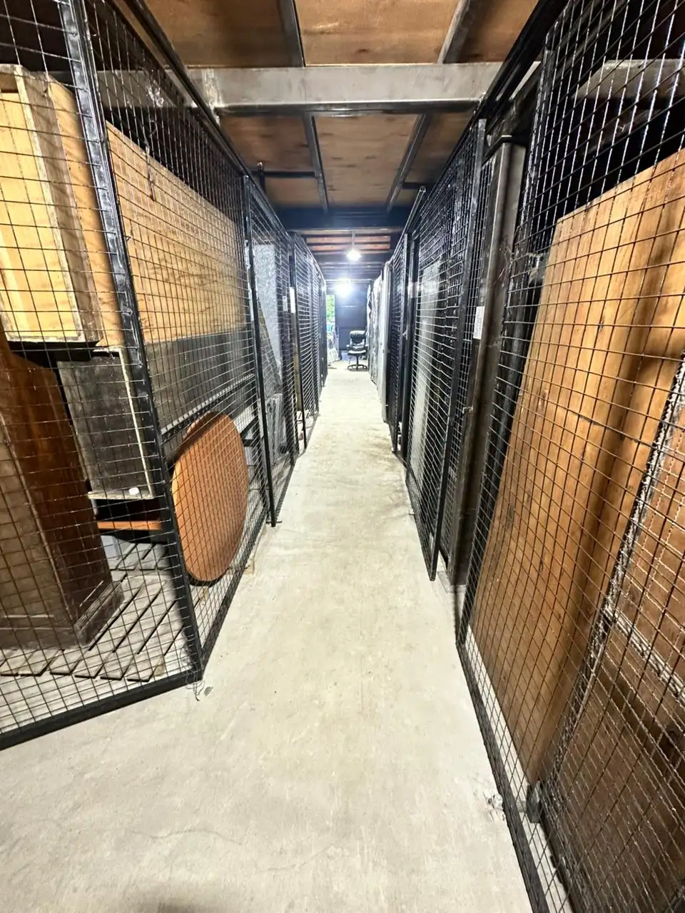 Vista interior de las instalaciones de Guardamuebles - Boxes Pilar, destacando la limpieza, iluminación y estructura metálica de las bauleras.